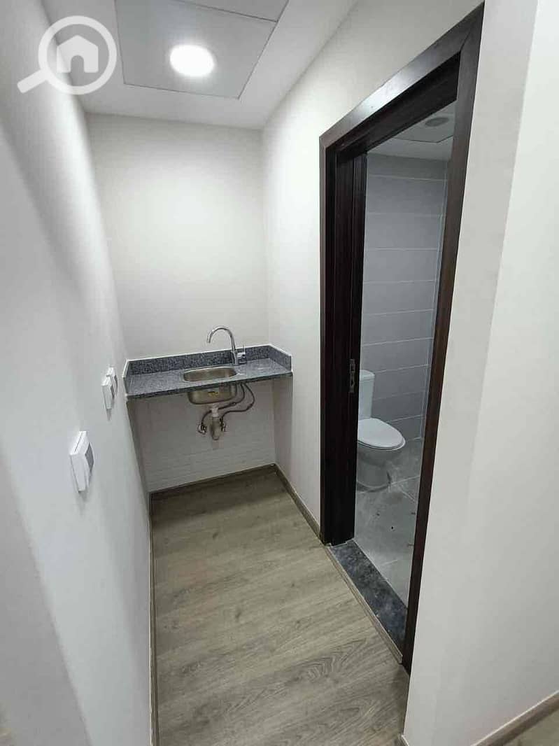 4 fe8a6ad7-2150-44fb-adda-75b3a2d1d47c. jpg