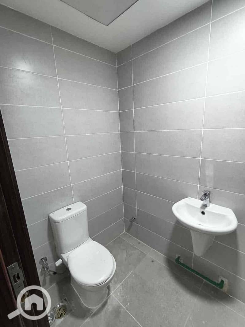 10 c7963fd2-60cc-480a-bd85-894ff96d3a0a. jpg