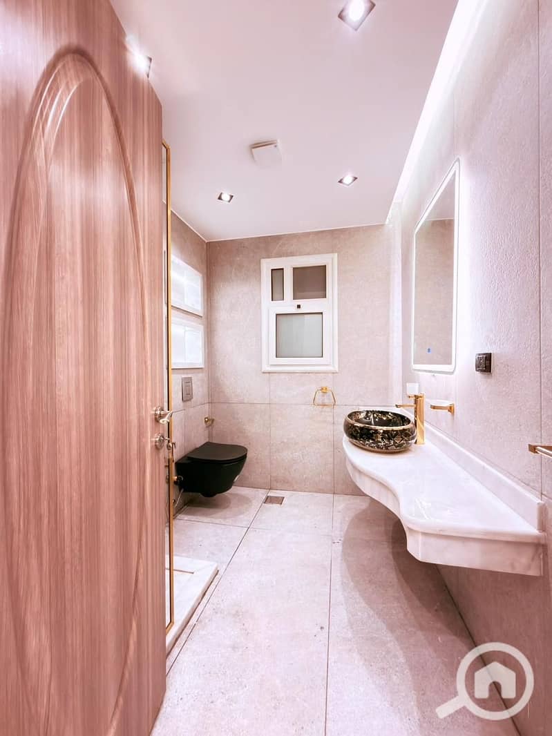 10 b71041ed-cf0c-4f30-a1f8-bbb249d3fe6a. jpg