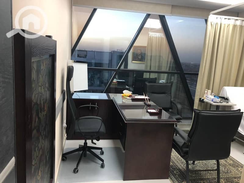 4 e8bbdb1d-7b65-450c-8907-b21e194f78e9. jpeg