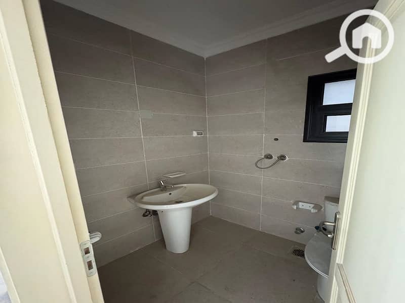 9 e72a4734-81b3-4b56-be7c-6e0c60a2e547. jpeg