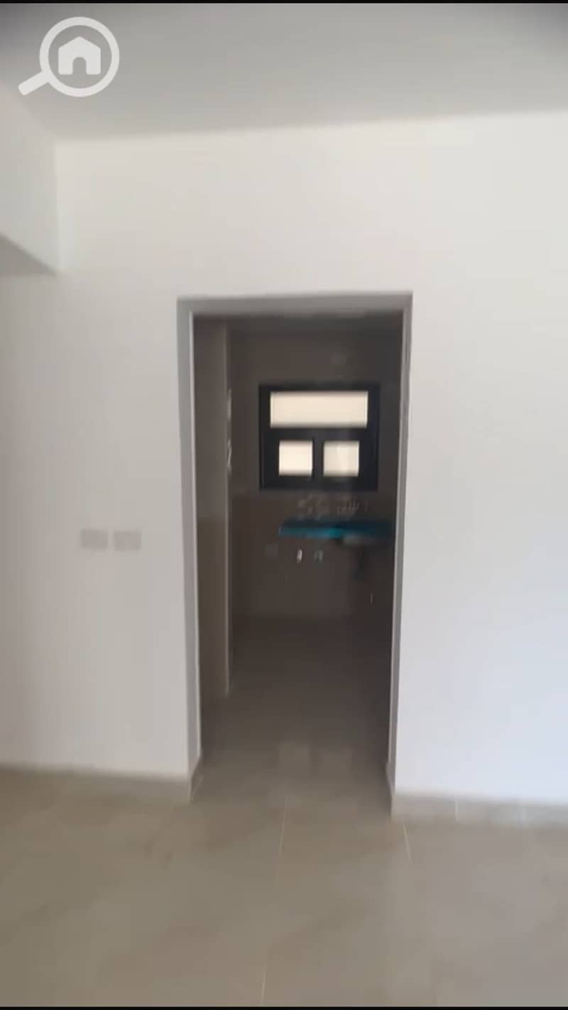 7 e0a82b15-984b-42bc-bfbe-f3da3d3840d1. jpg