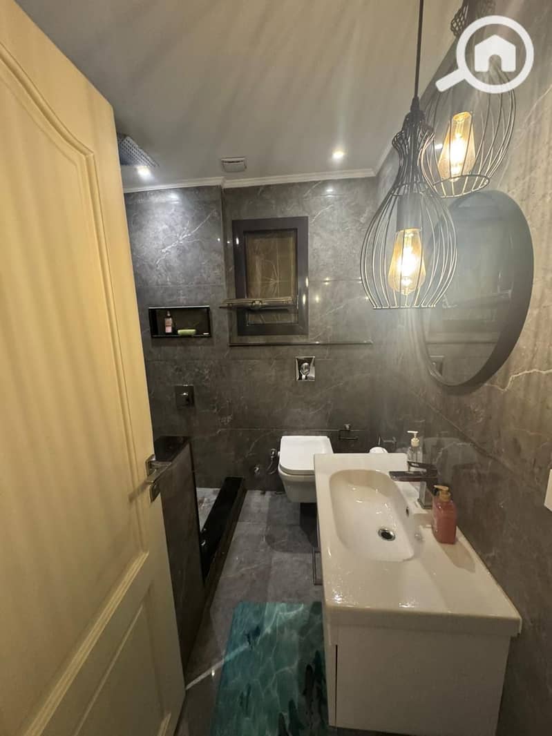 12 b571bdc9-f876-4e58-93ee-f7f31a569a35. jpg