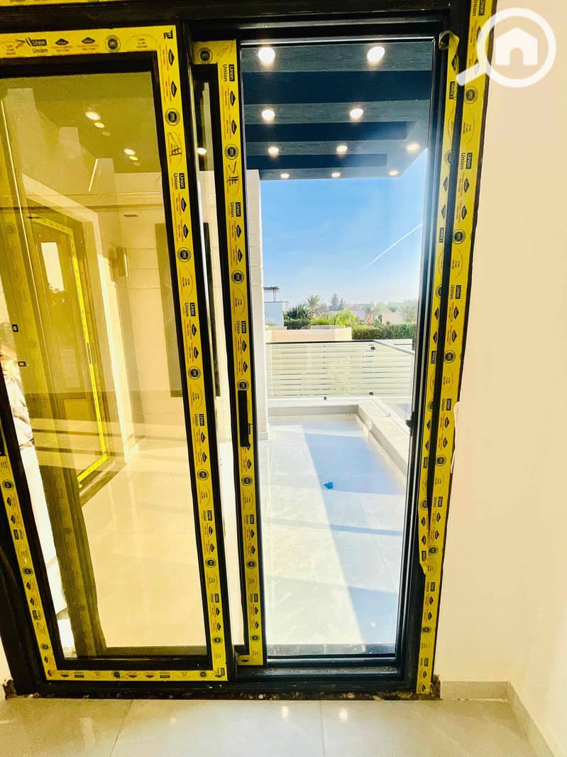 12 aed4a437-1e6c-4768-abb7-519f75b4e9cc. jpg