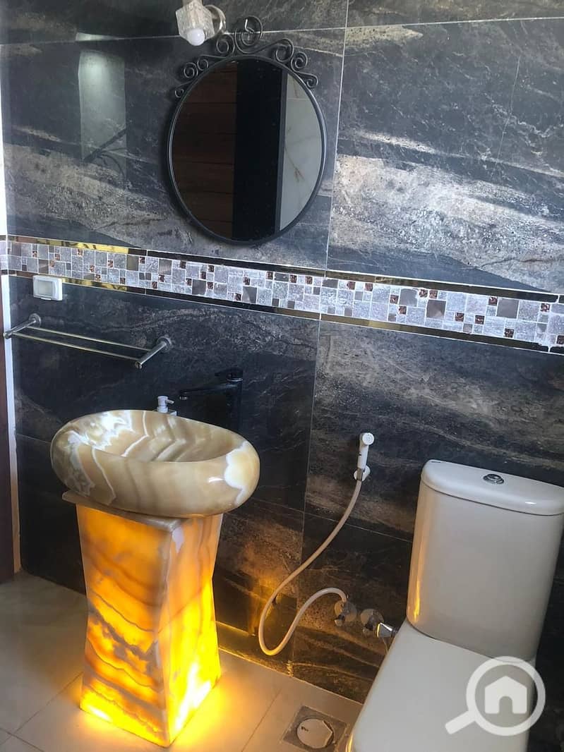 7 940f2f76-b8b8-4273-81dd-b7316de74f9b. jpeg