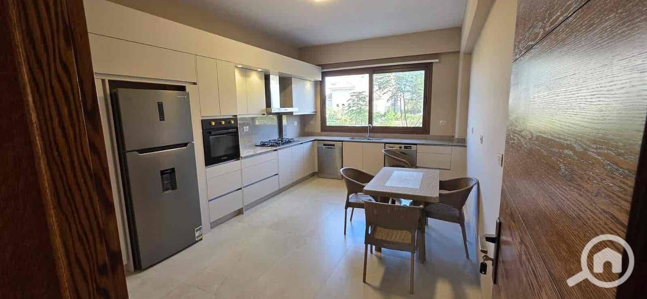 10 6b1c40d5-2b04-4ce9-82d8-5c9c69d22e9e. jpg