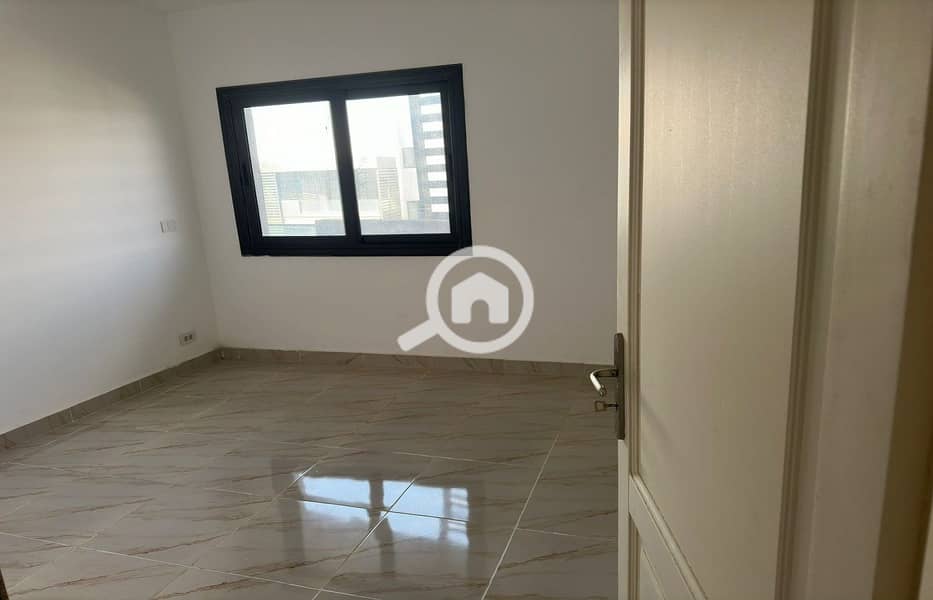 7 7907784a-d27a-4b33-94a1-004218f83ca6. jpeg