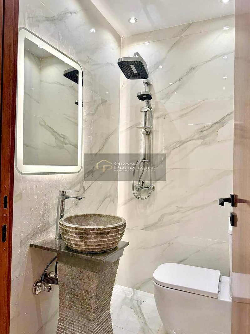 8 d9ade2ff-0e5e-4bd1-92ff-025d1e88b448. jpg