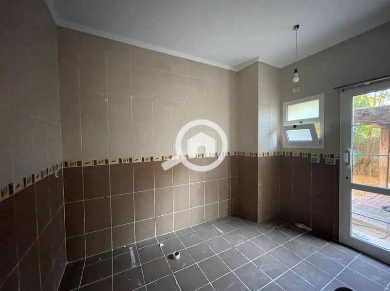 12 f243b317-1249-4d19-b05c-3299fbf7bc44. jpg