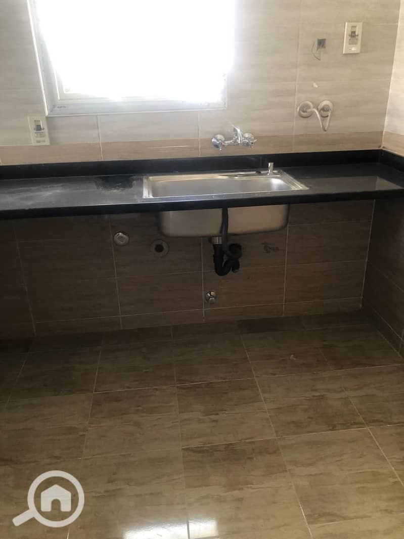 3 57fd258d-5f6d-4c72-9add-3c81414e4479. jpg