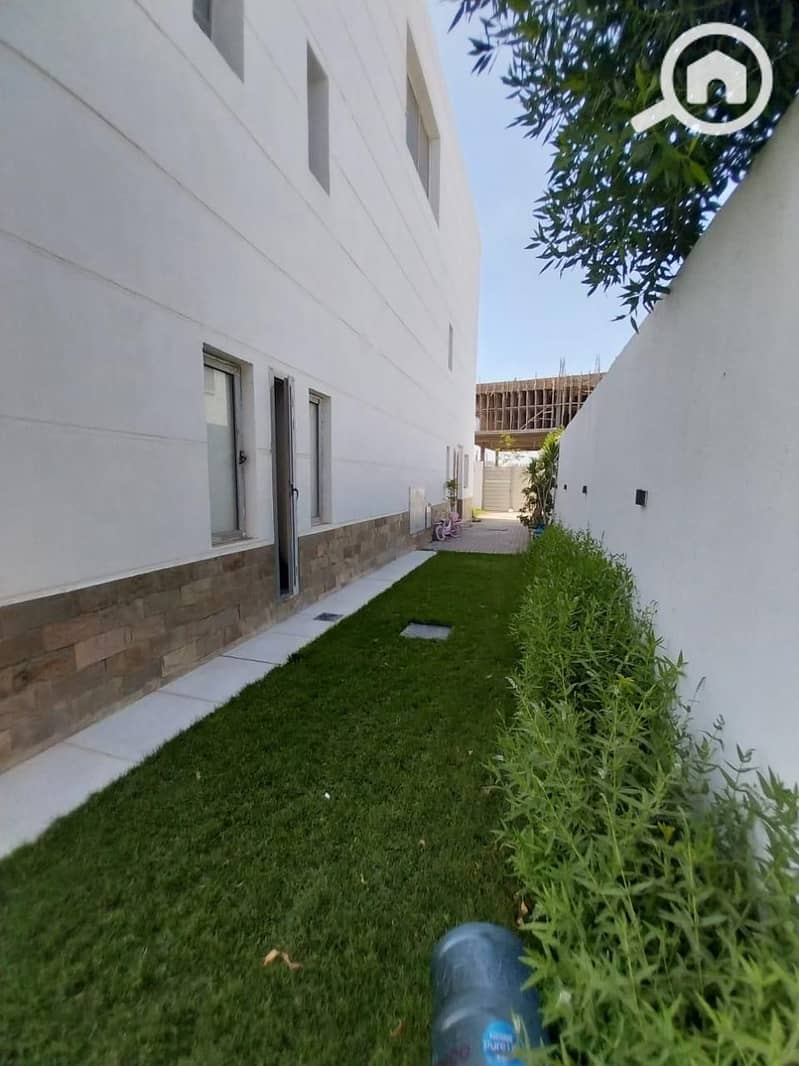 22 7d302afe-7461-49fd-b752-c8d5b95b9c3e. jpeg