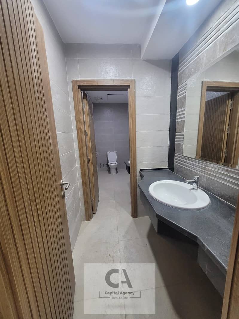 12 9052ea4c-fb91-42a8-8851-e596a3c2fd5b. jpg