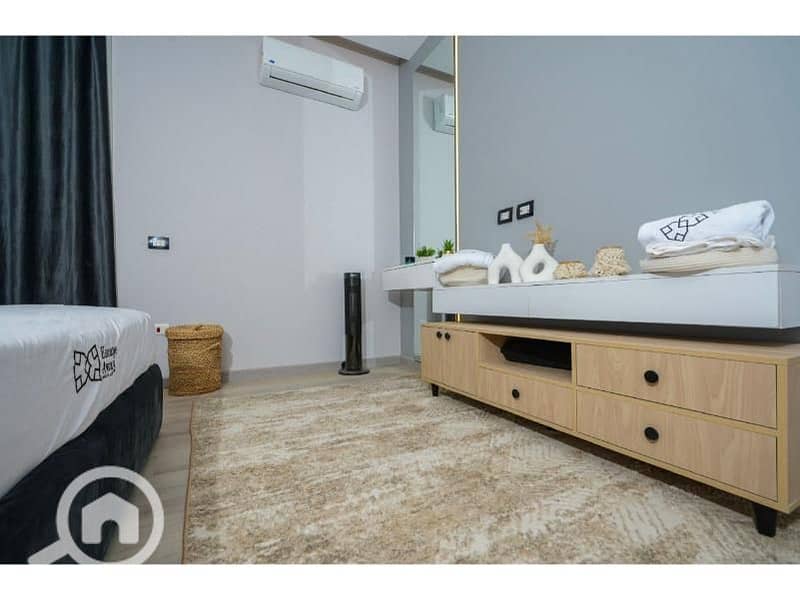 10 e4c074f4-8c85-4959-85c9-e698a1a04dff. jpg