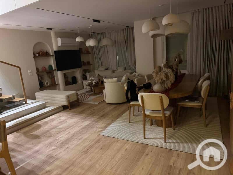 10 4f4e63e0-1155-41de-bf88-d13a5be244a6. jpg