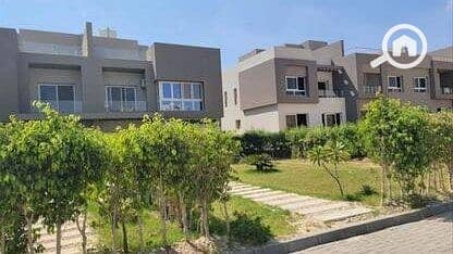 10 8383949-72ce4o. jpg