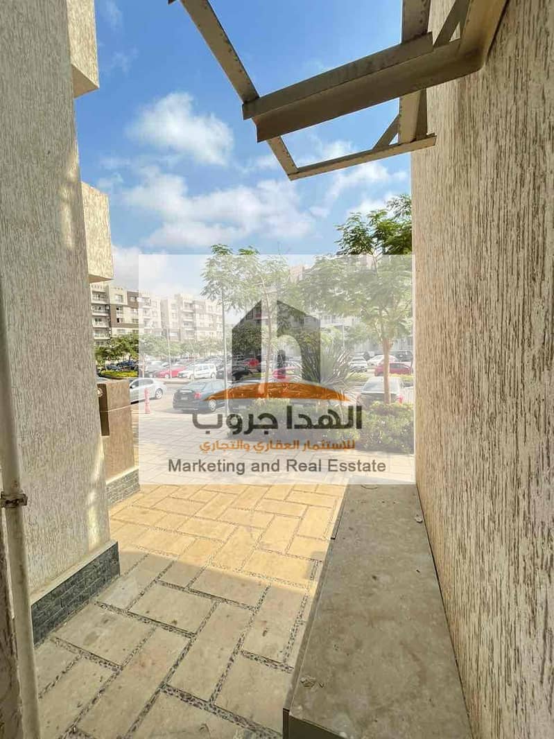 12 726ab1cf-9d31-477d-824f-8175aaf28573. jpg