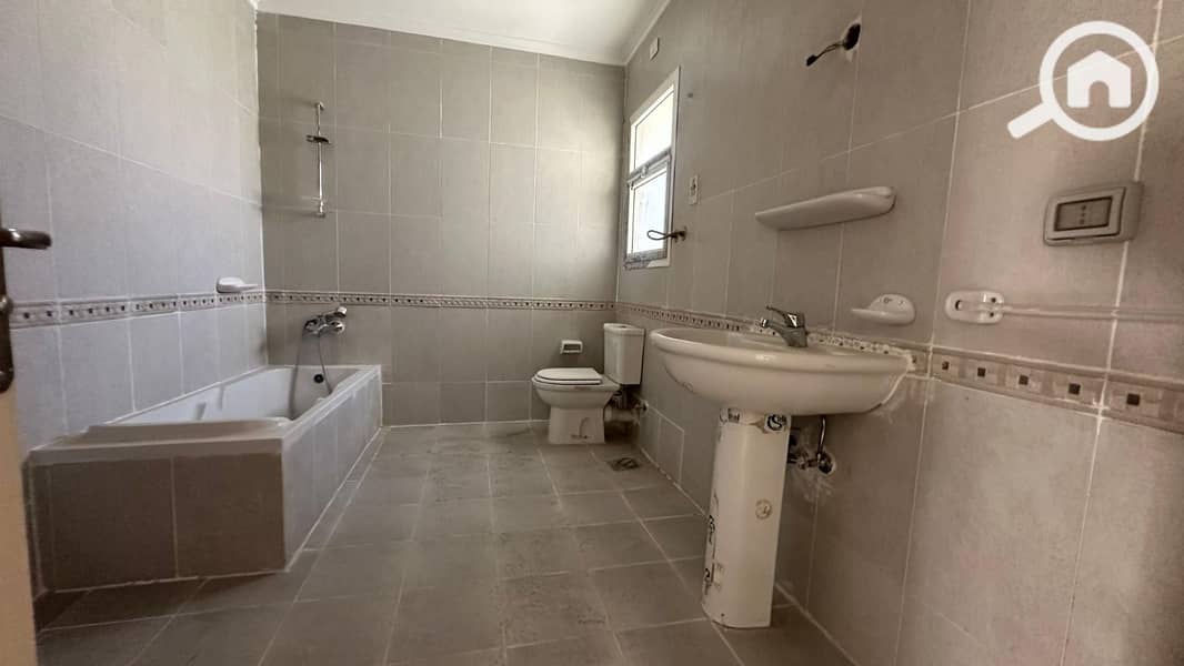 11 3ea389e6-29d5-49fa-b8ed-05f40071a8b5. jpg