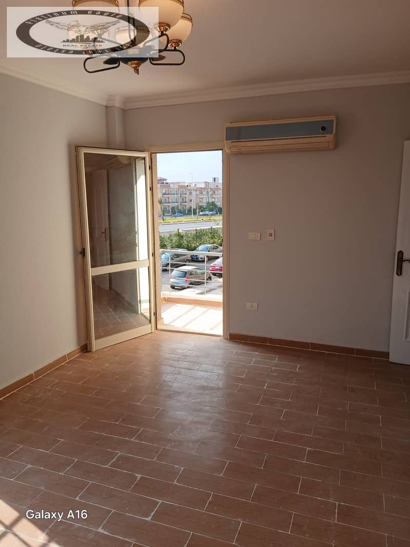 12 592611b9-5557-4abd-a272-368b69ead645. jpg