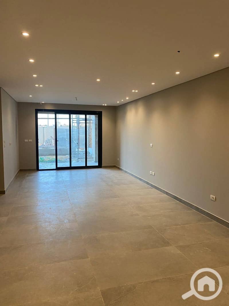 4 676ab93b-e800-454b-8bfe-313f4c5bc58f. jpg