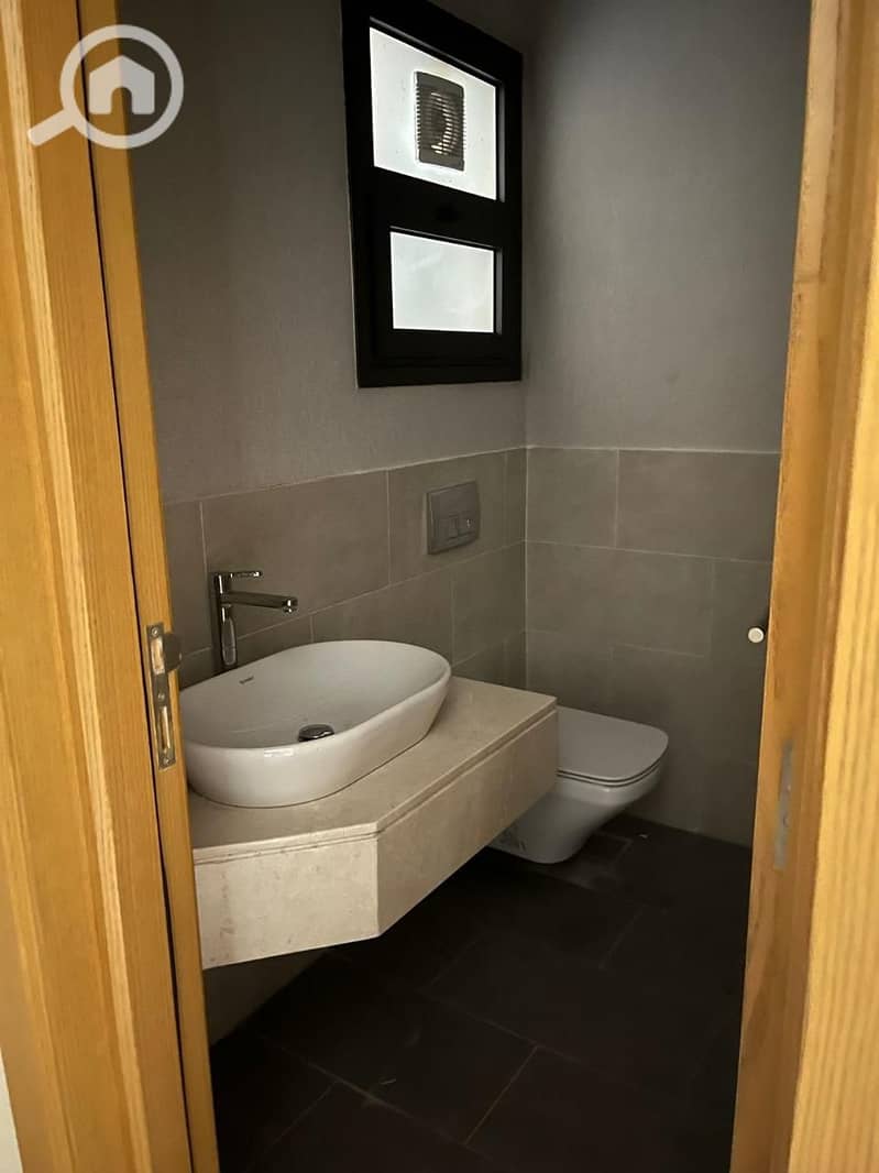 11 2407c5a2-5d5e-4c1e-ad14-. JPG