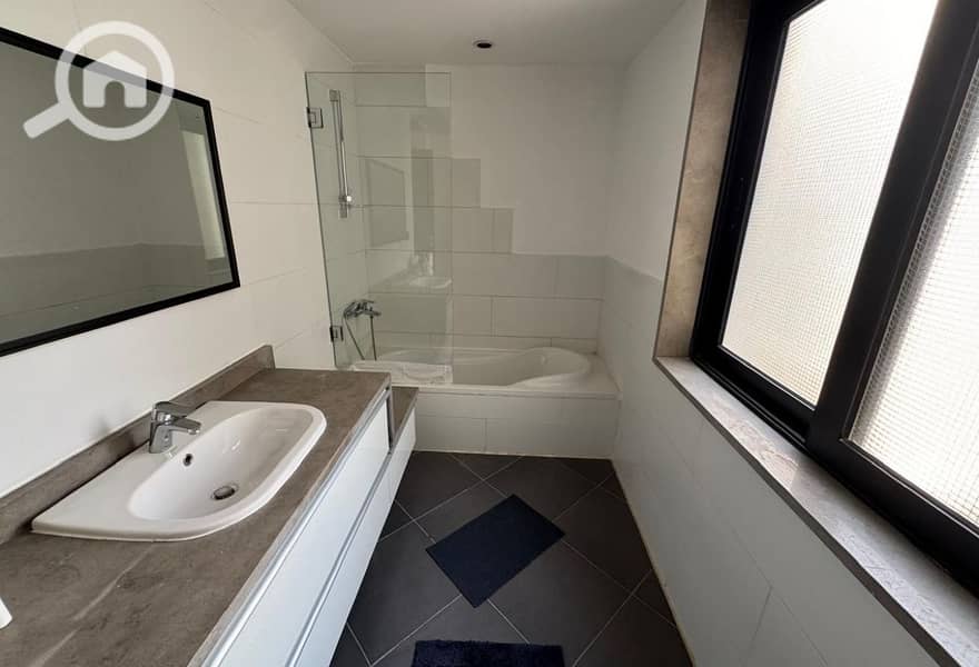 4 ff935d3b-bfda-4594-891d-51ed80de9d24. jpg