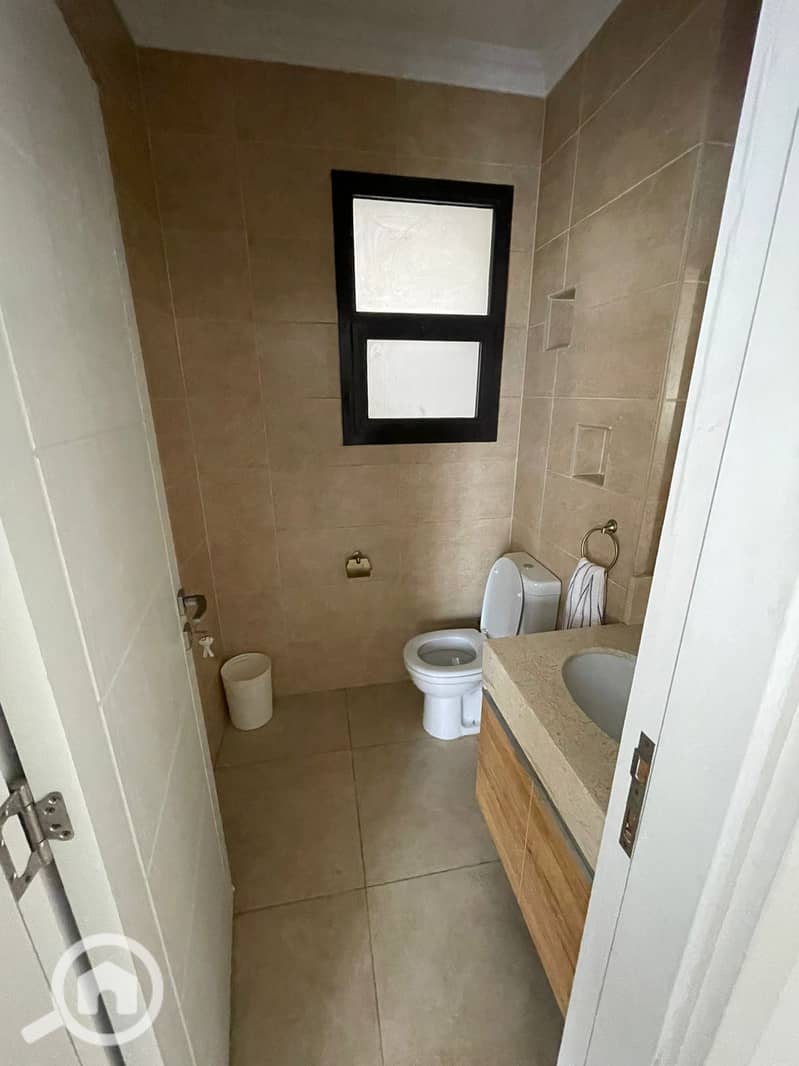 3 e6083e94-b6c0-4000-a85c-4fbc4f12ae8a. jpeg