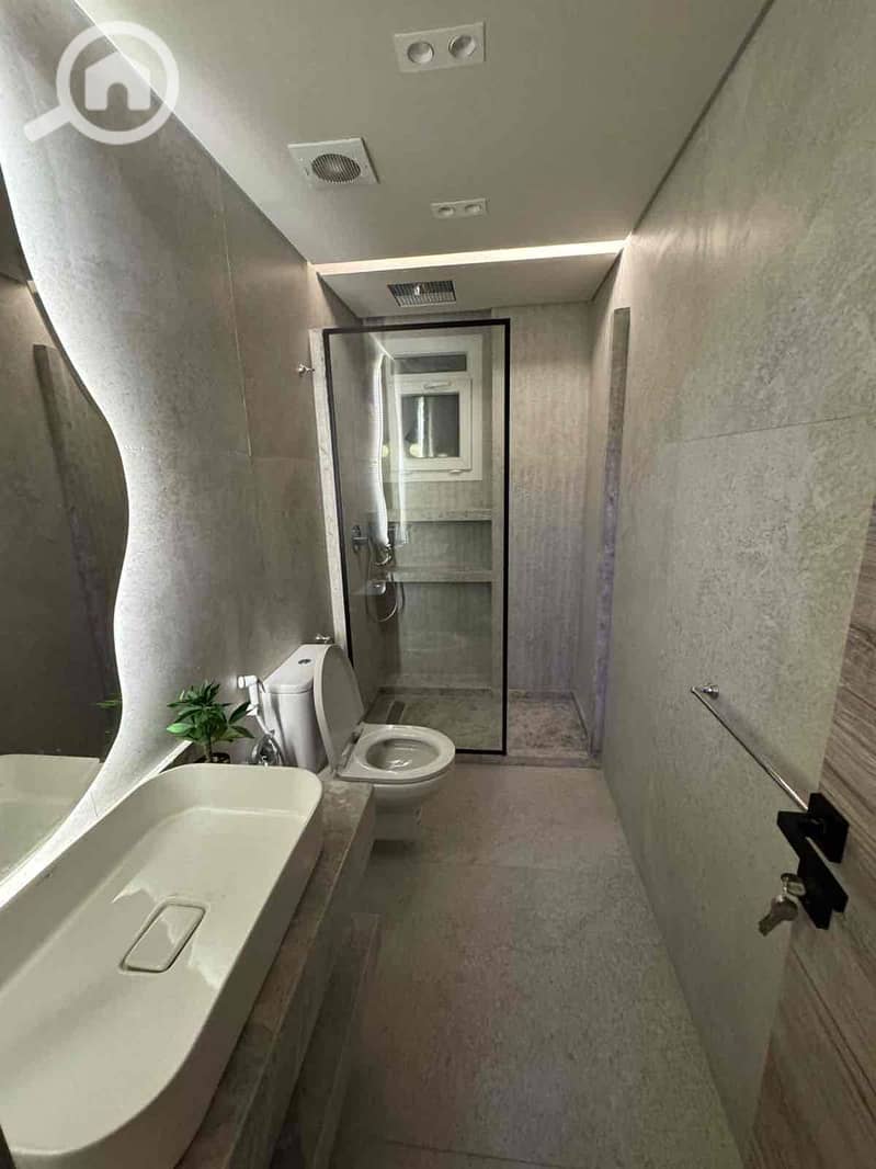 5 fb7d65e5-0858-4d82-9d3d-0a0e8f4b56f4. jpg