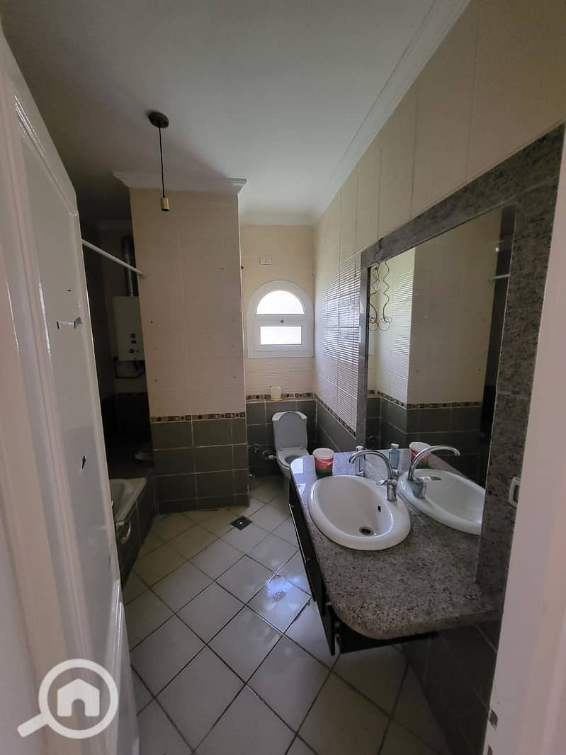 12 8537a4ad-278e-46a1-b561-ecf0eefa6f52. jpg