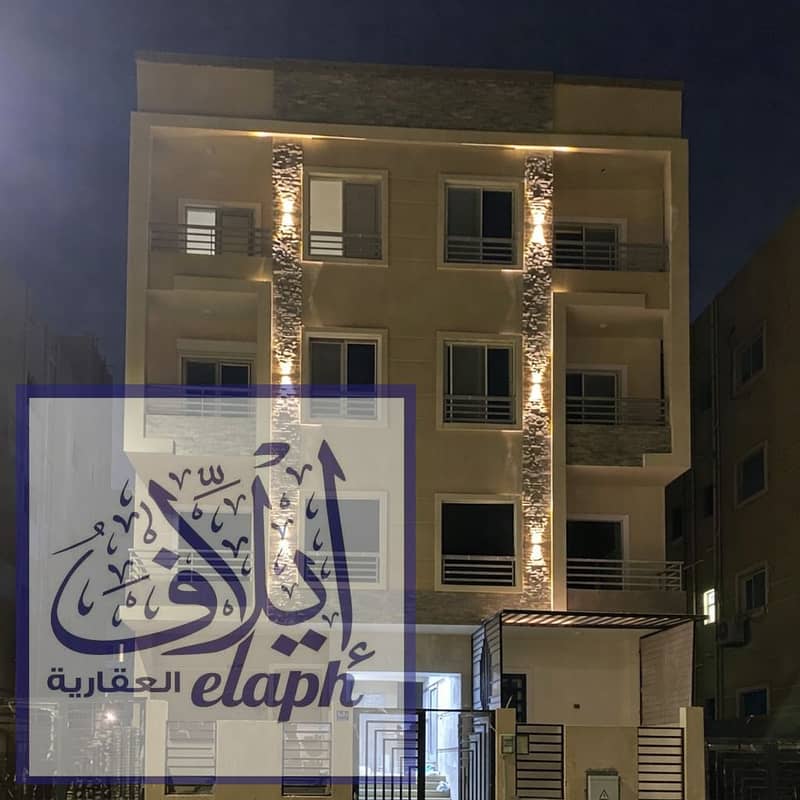 2 بناء سكني مضاء بالليل. png