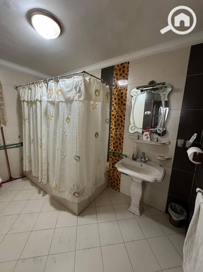 12 b56179af-b78d-4d6c-8b66-8cedd6ad6e24. jpg