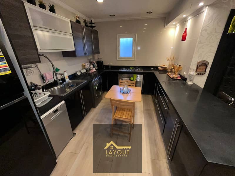 10 cda5c482-cfcf-43a4-b62c-3f96b8174cf6. jpg