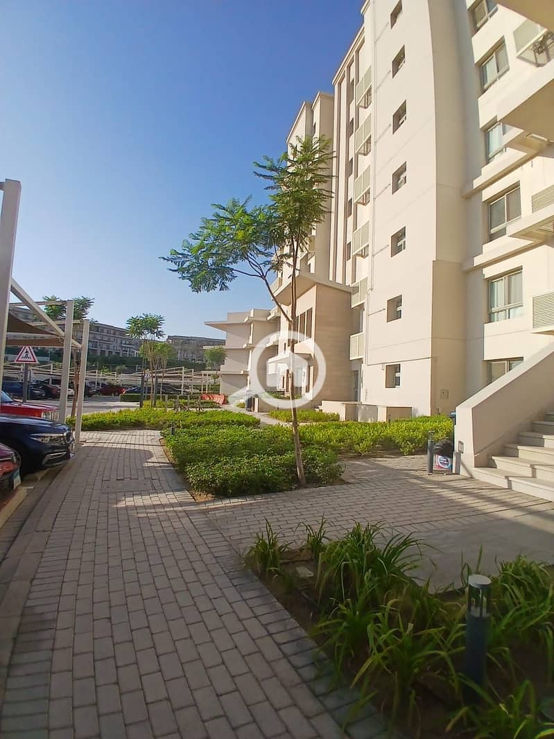 10 c4ad8905-8ad9-4777-8cbe-2cd667f79739. jpg