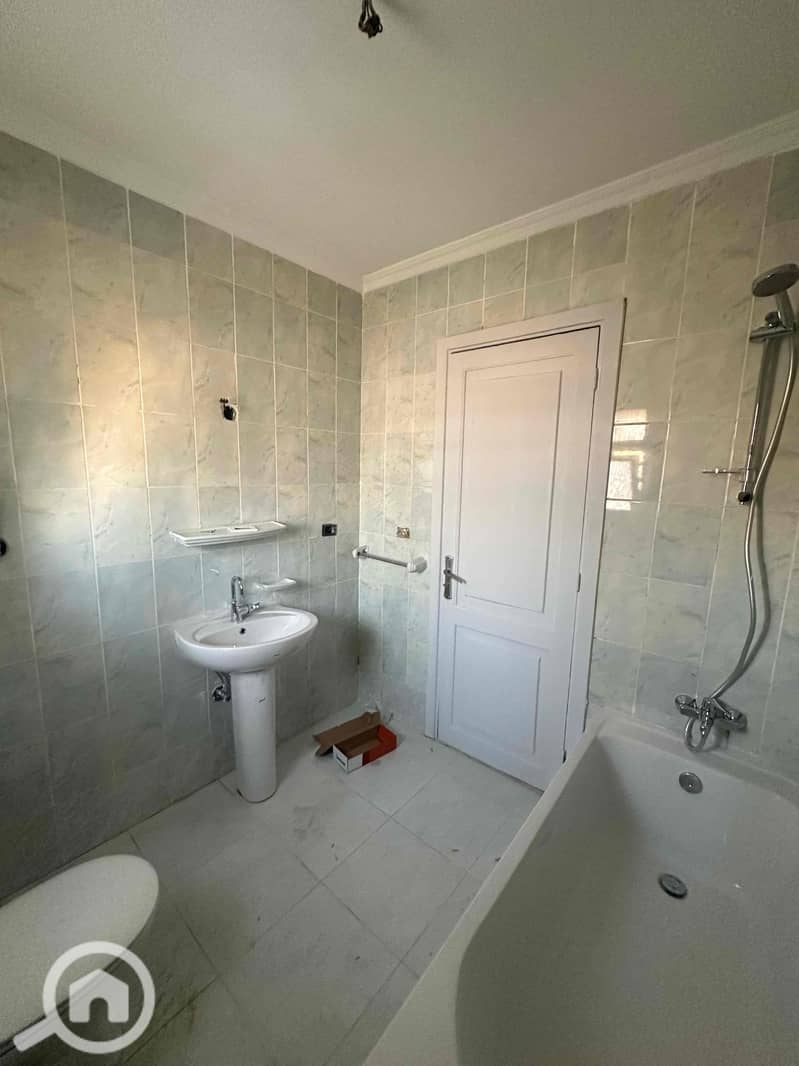 4 a83503d3-e206-40a3-af91-1e3a5b702ca3. jpg