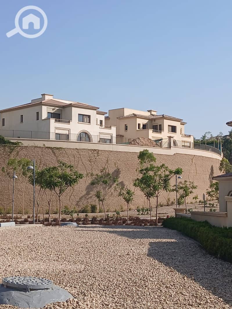 4 b853b589-23a1-409d-a5f9-e4bc27266601. jpg