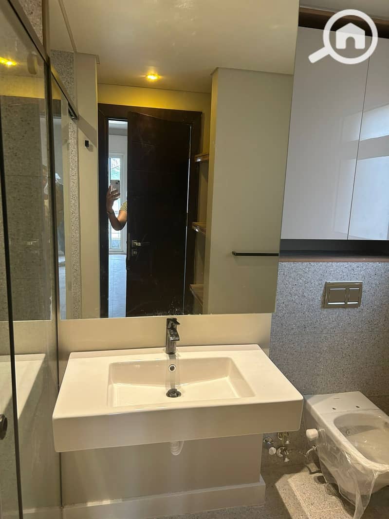 8 e5d369f5-c767-4405-823a-74825fb66ceb. jpg