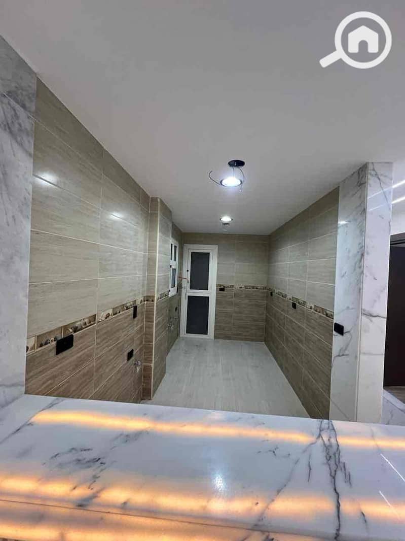 4 5d5a13e9-ba2a-44c5-aa83-2bac671f7113. jpg