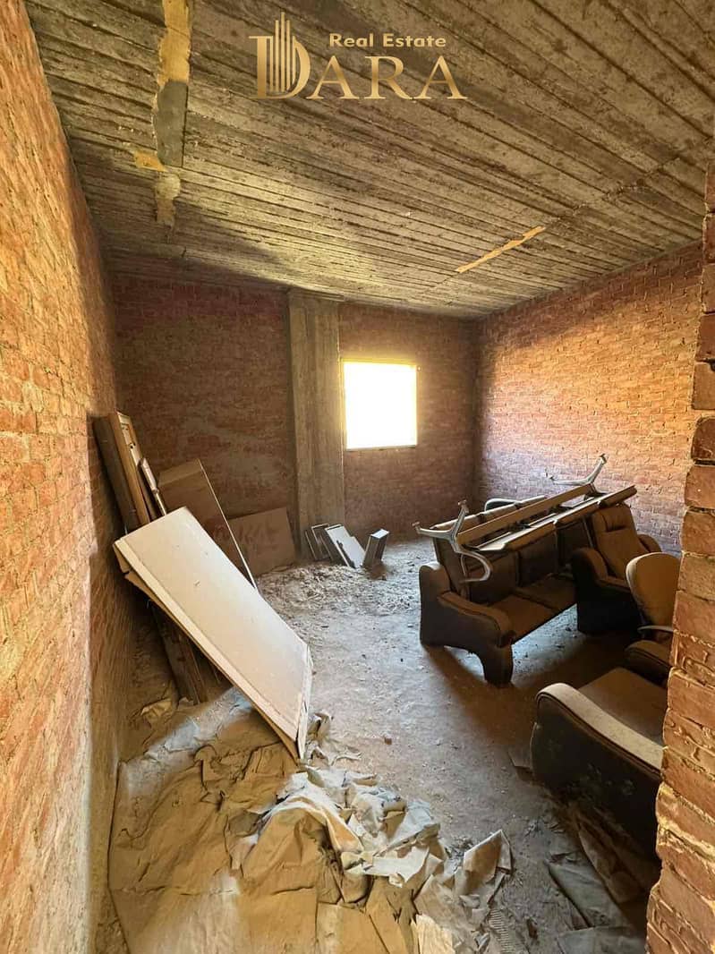 4 956d78a4-4e50-4c65-9e1f-4fbb6756531e. jpg