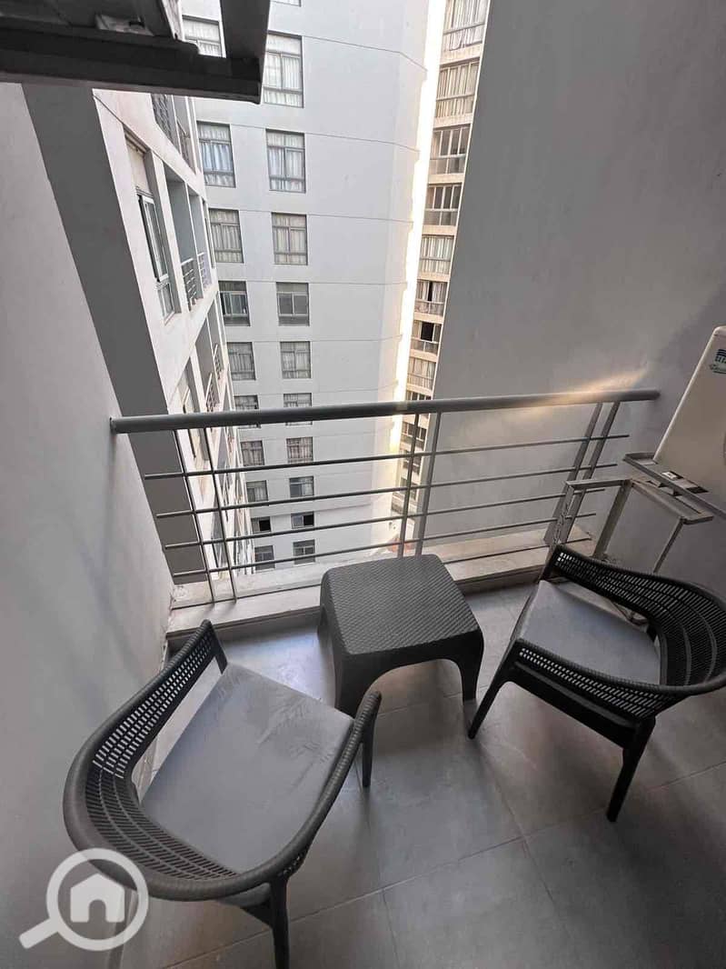 10 d579c5bb-18e1-4a98-84a9-4e908a428309. jpg