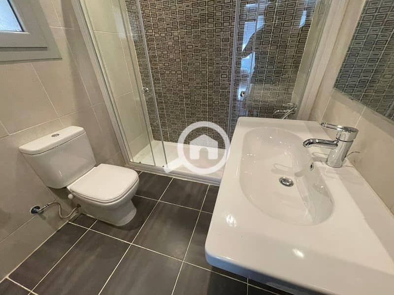 10 e5ddeafe-42c1-4d3a-b4e1-1b9260bb6757. jpg