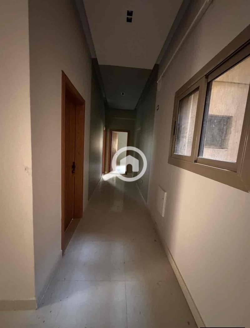 4 76fe2eda-350e-42c2-b8ba-dc9d6072b44a. jpg