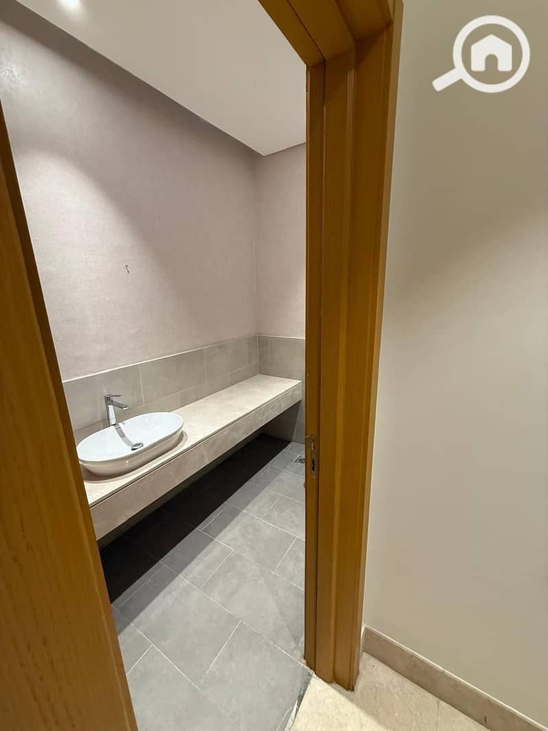 9 7967bacd-fcc1-43e9-a35f-1523fcfbb9cc. jpg