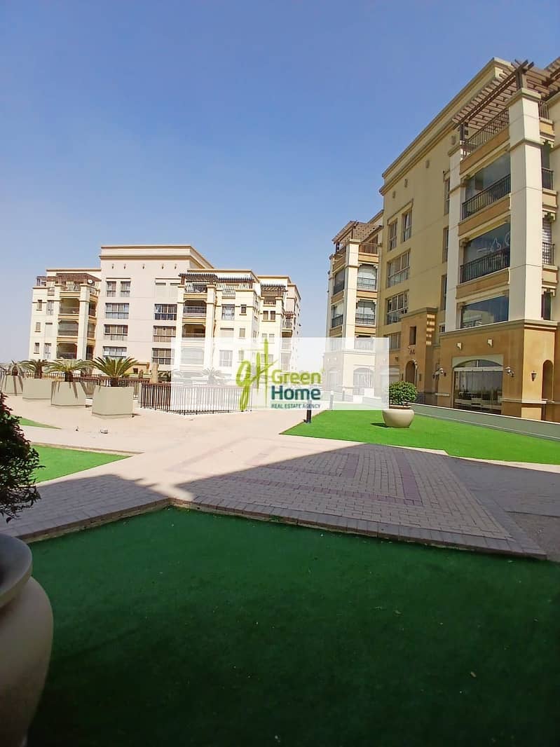 4 439c9528-4772-4083-8ff5-2b3f9bb40b0d. jpg