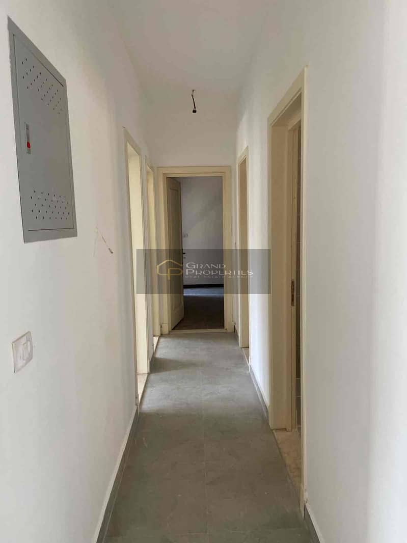 4 e9d5c628-a3b1-4a17-a5aa-df534dd7a4e1. jpg