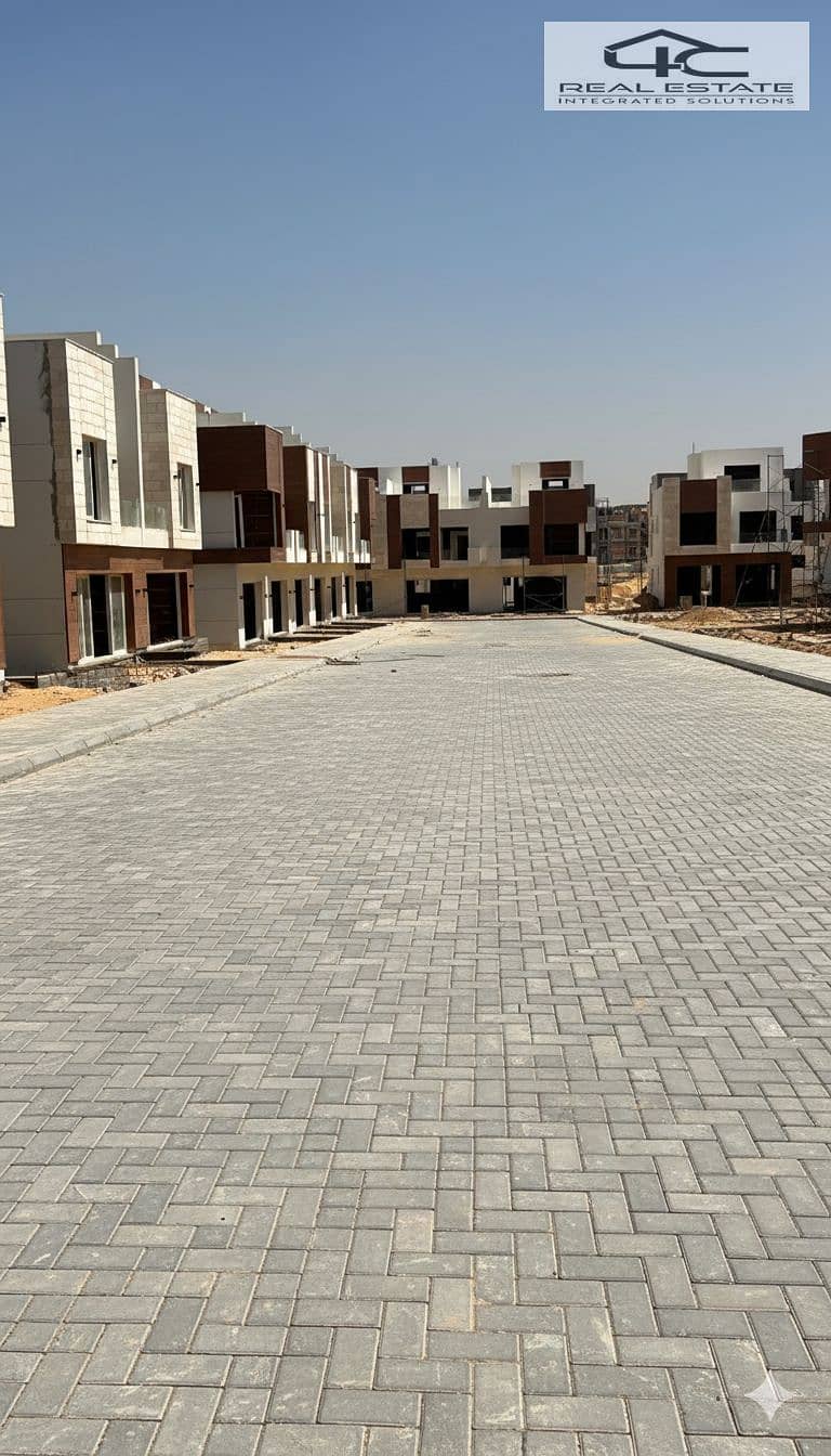 12 Gemini_Generated_Image_jhe83sjhe83sjhe8. png