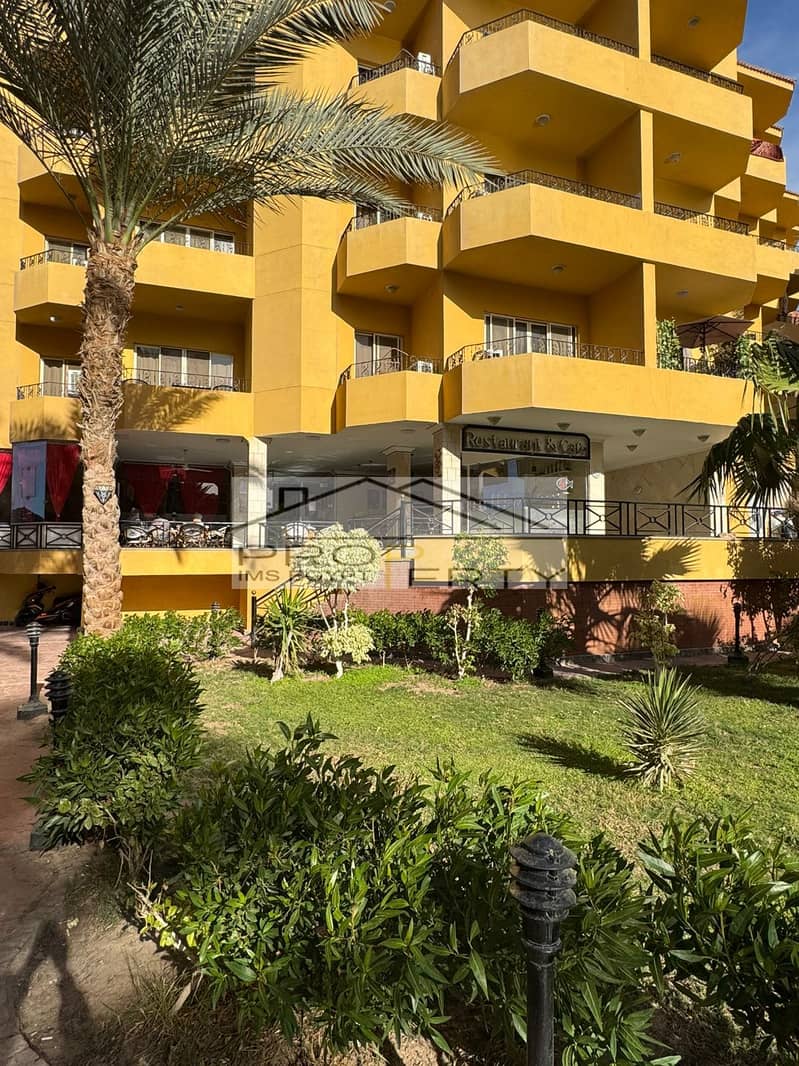 8 19049a6b-bff0-4da2-9495-c43d9a4e3c34. jpg