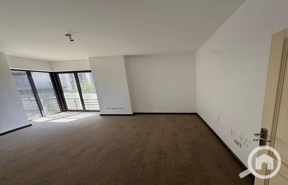 2 24b28ff5-be62-481b-8cd8-2a774464ec9c. jpg