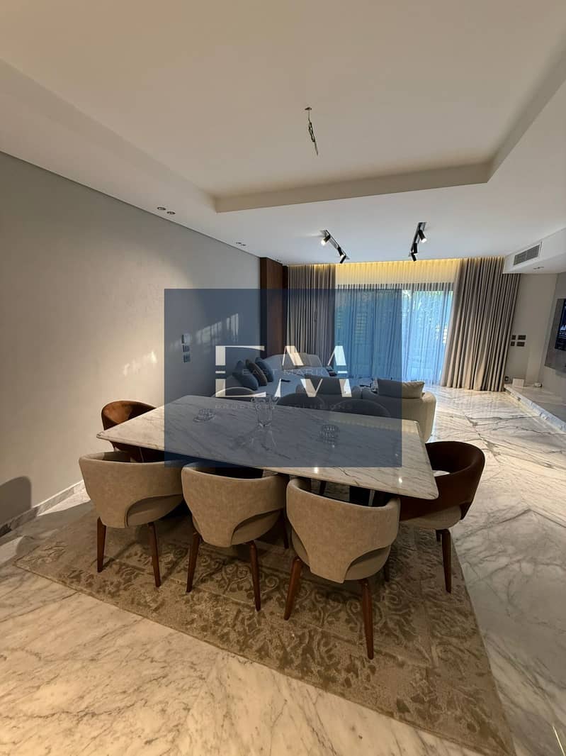 18 a2bae843-f4ef-49c9-8eca-f8c9e5efa4a2. jpg