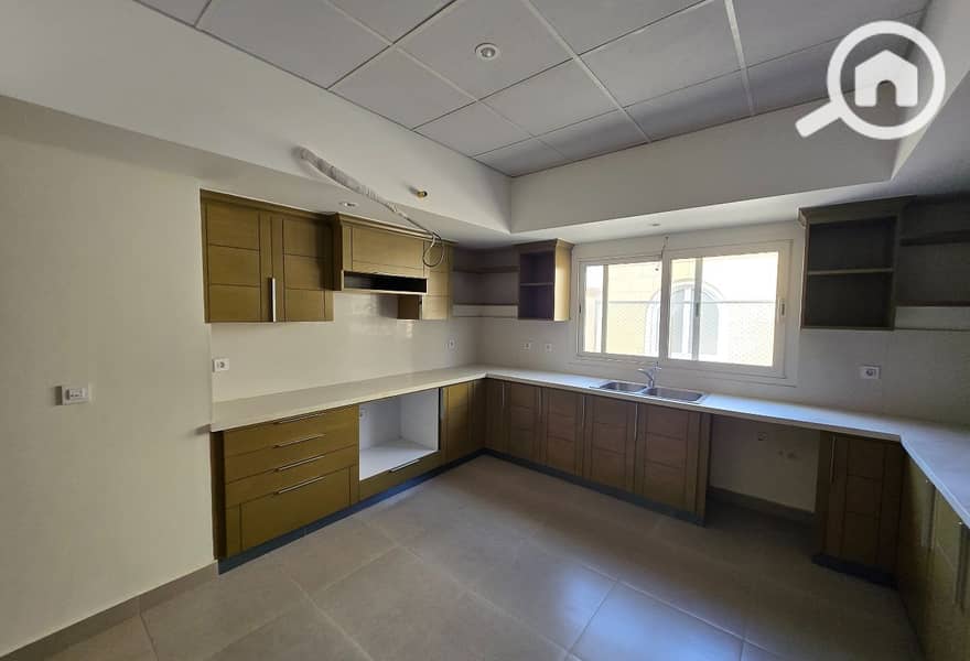 3 c543a3b3-2a9d-4b9e-986a-7a8fd57ee128. jpg