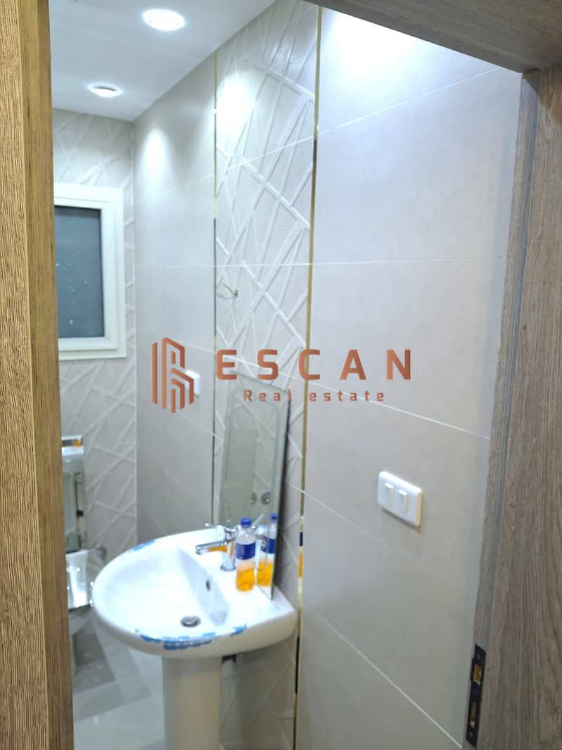 12 4d1dfa49-1909-4759-81f0-ff097b9ea191. jpg