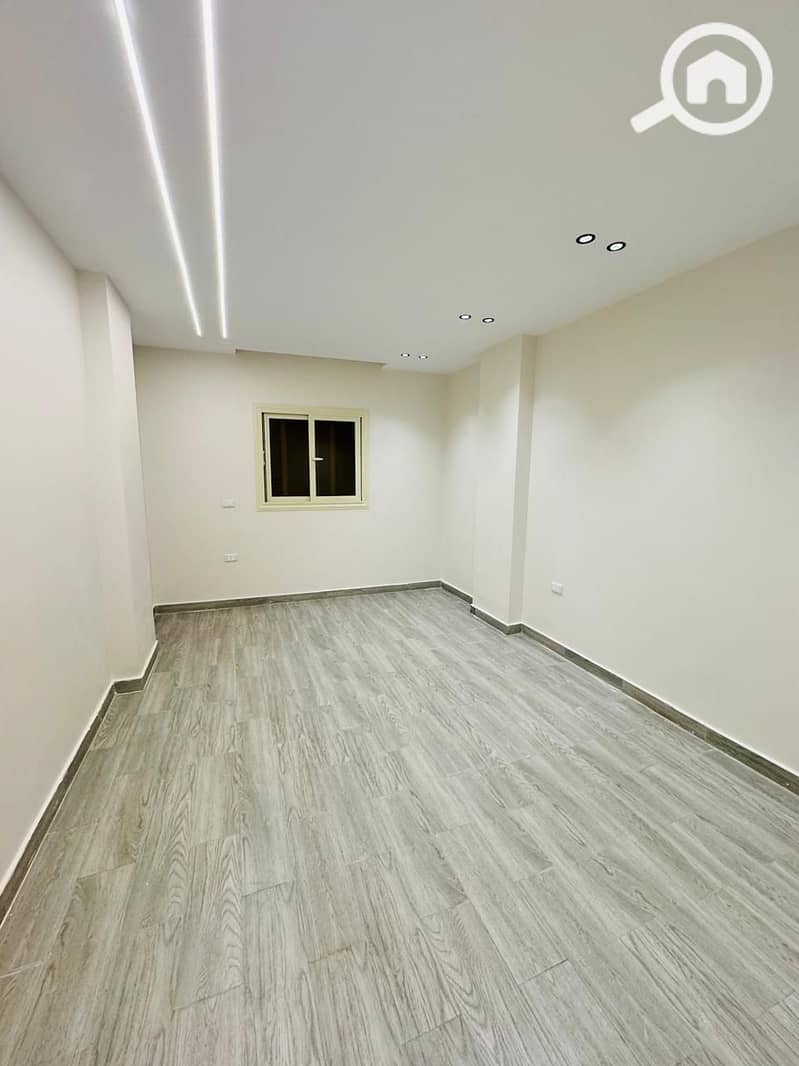 12 afed75ac-45a1-4548-835f-2e8fe733f909. jpg